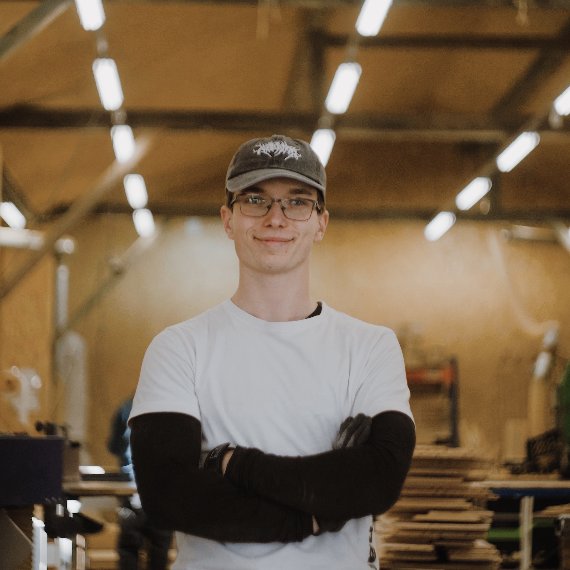 Ein lächelnder Mitarbeiter in der Werkstatt